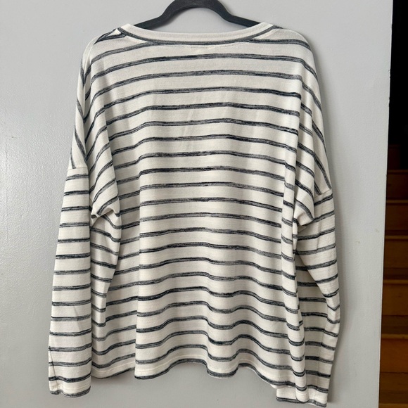 Max Studio Parisan Chic Black and White Oversized Striped Top - Picture 3 of 4